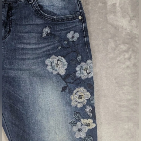 Democracy Brand Embroidered Floral Jeans 12 - Picture 5 of 7